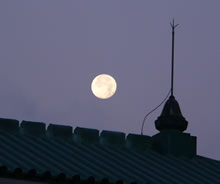 屋根の上の月